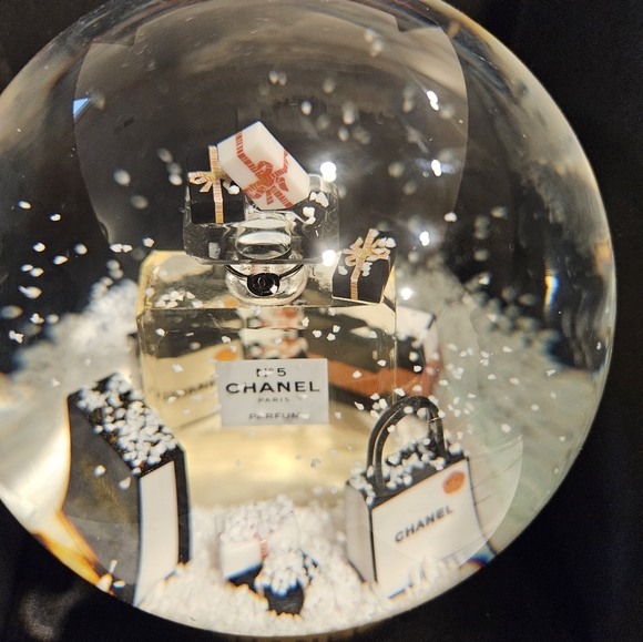 Chanel Snow #5 Gorgeous Snowglobe w/Box - Picture 9 of 9